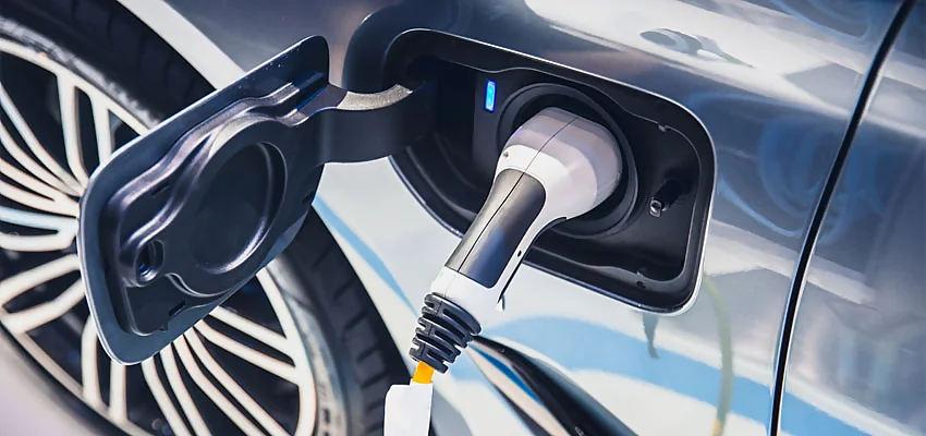 Comment recharger votre voiture électrique, tout savoir sur la recharge de  la batterie et l'entretien voiture électrique.